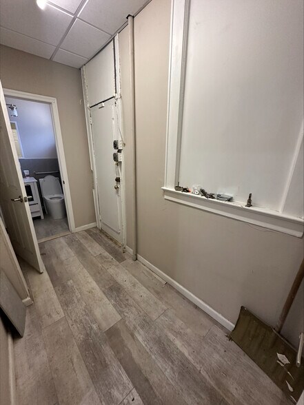 More Photos Of 8-10 Irving Pl, Woodmere Storefront Retail Office For Lease