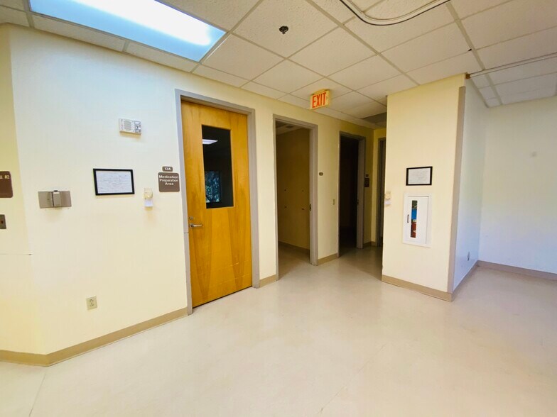 More Photos Of 404 Hall of Fame Dr, Lake City Medical For Lease