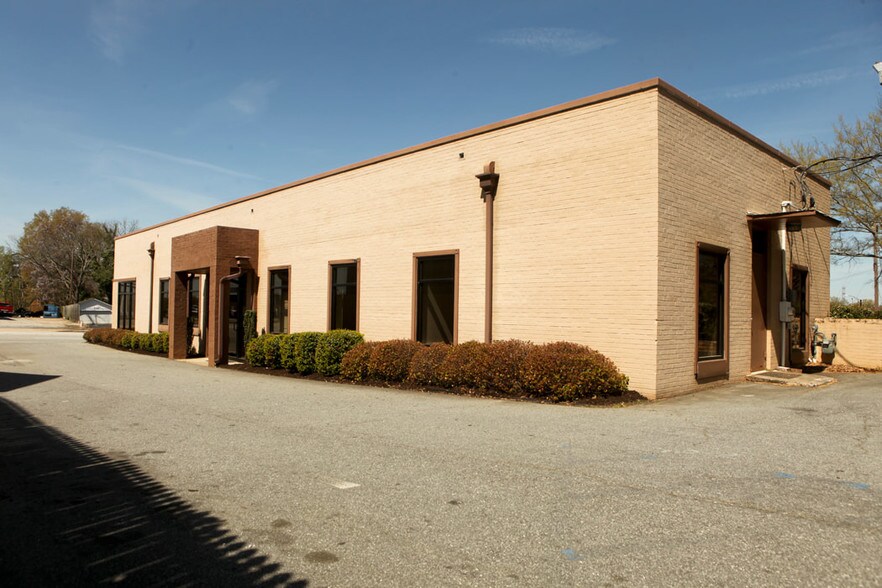 More Photos Of 1212 N Main St, Anderson Office For Lease