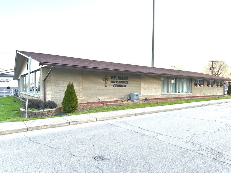 Primary Photo Of 102 E Broadway St, Greenwood Showroom For Sale