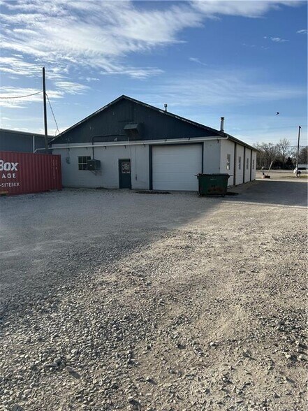 More Photos Of 313 W Wilson St, Ottawa General Retail For Sale