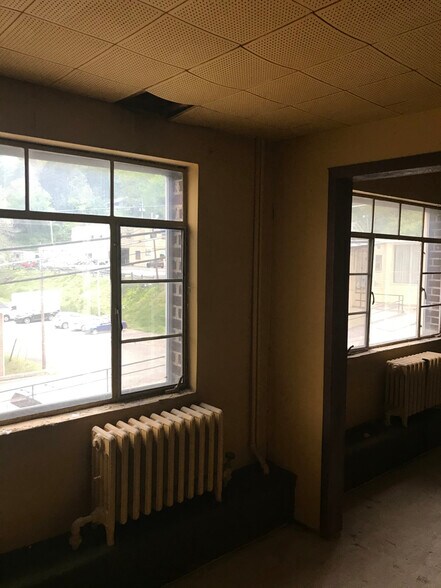 More Photos Of 337 Oak Ave, Spruce Pine Office For Lease