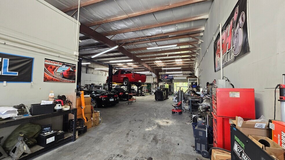More Photos Of 10780 47th St N, Clearwater Warehouse For Lease