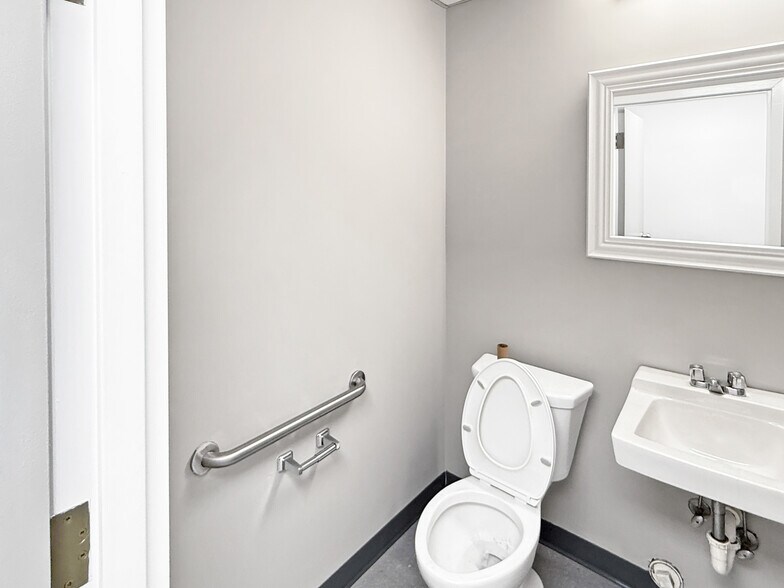 More Photos Of 2501-2509 Pawnee Village Rd, Birmingham Warehouse For Lease