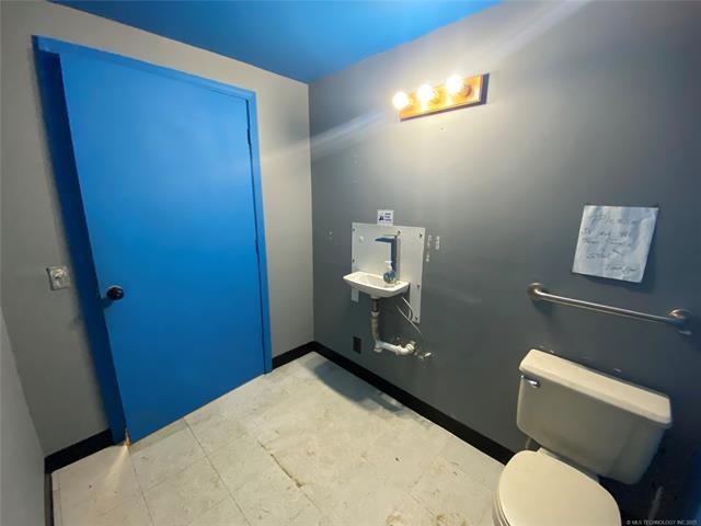 More Photos Of 713 N 2nd St, Stilwell Industrial For Sale