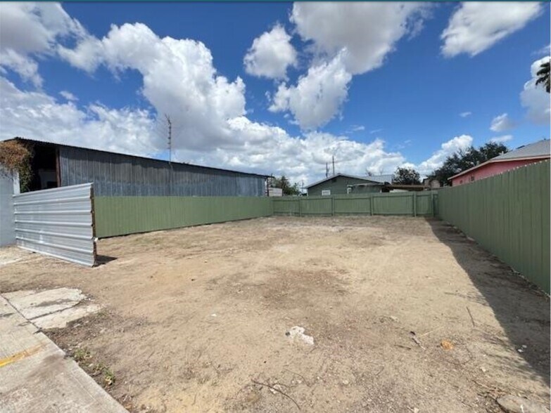 More Photos Of 3017 San Dario Ave, Laredo Auto Dealership For Lease