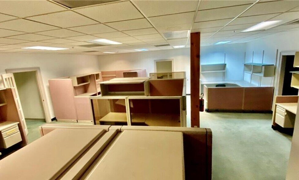 More Photos Of 1514 Holland Rd, Suffolk Office Residential For Lease