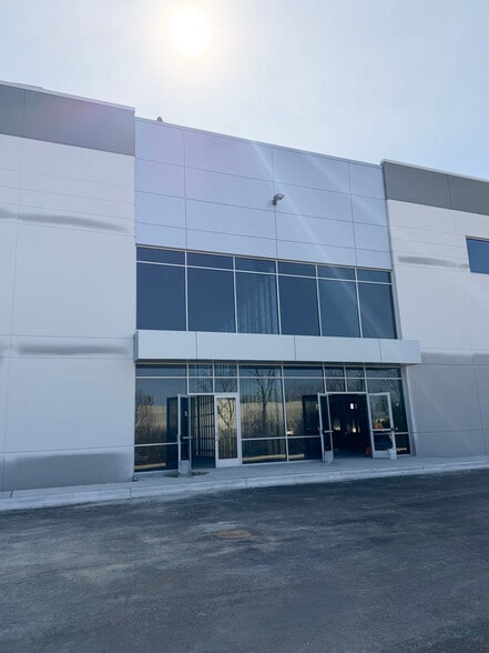 More Photos Of 10000 S Ridgeview Dr, Oak Creek Manufacturing For Lease
