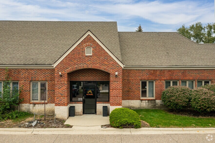 More Photos Of 36520 Grand River Ave, Farmington Hills Unknown For Lease
