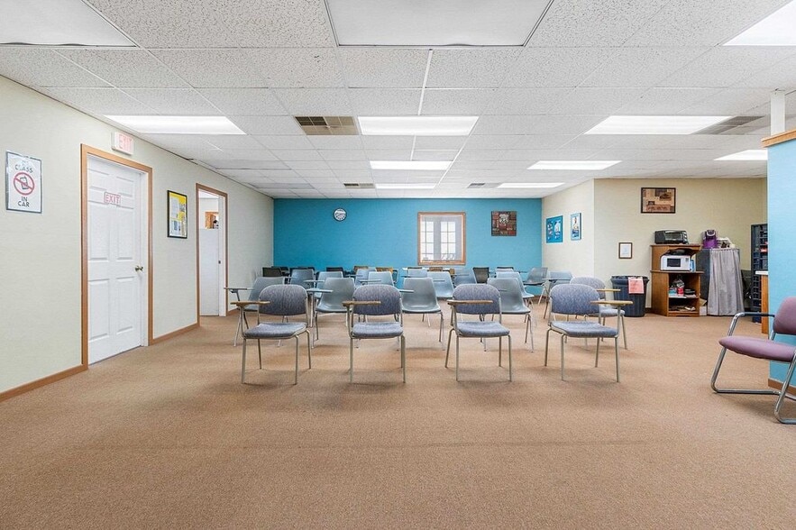 More Photos Of 1639 Deckner Ave, Green Bay Storefront For Lease