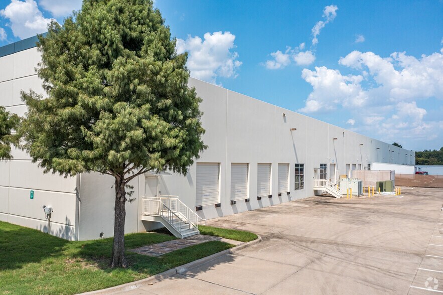 More Photos Of 1645 Wallace Dr, Carrollton Warehouse For Lease