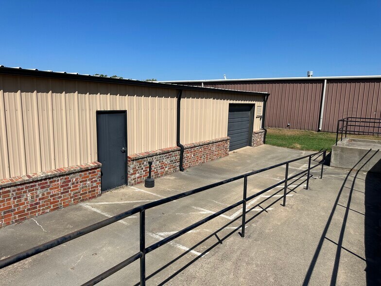 More Photos Of 609 S 4th Ave, Mansfield Showroom For Lease