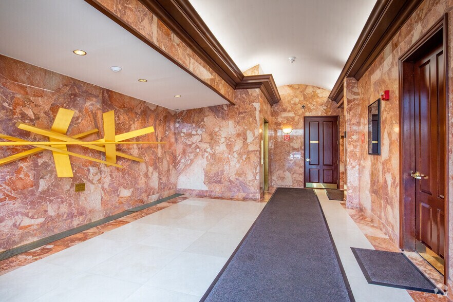 More Photos Of 9 Park Pl, Great Neck Office For Lease