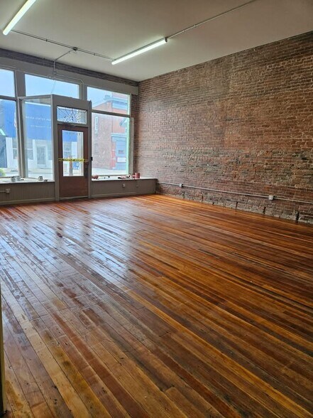 More Photos Of 3-9 S Main St, Jeffersonville Storefront Retail Office For Lease