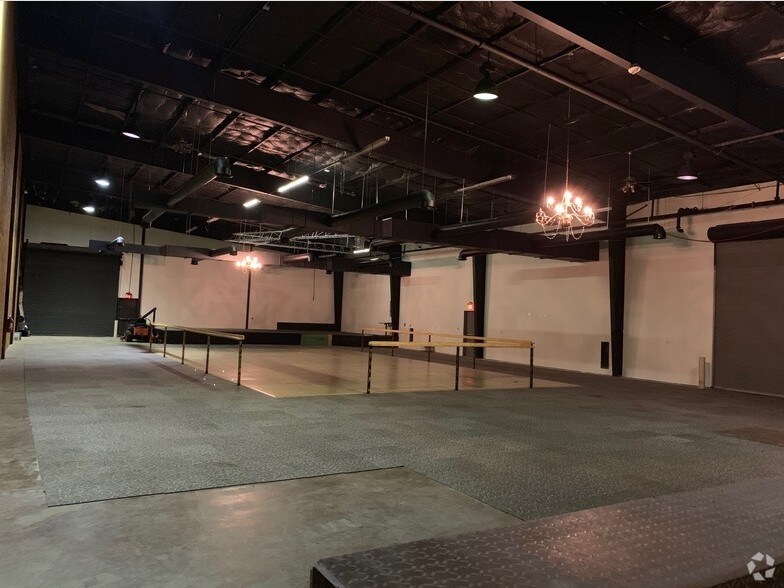 More Photos Of 101 N Rogers Rd, Irving Warehouse For Sale