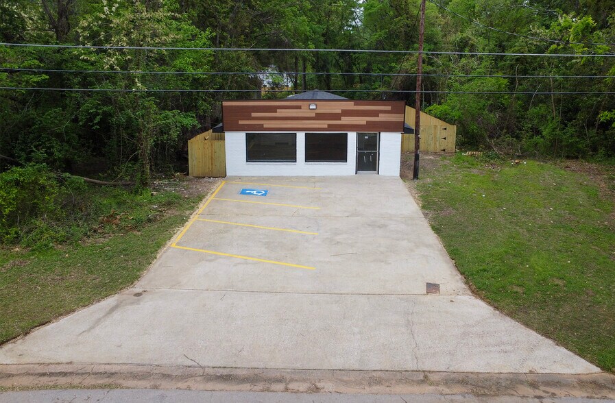 More Photos Of 2410 Angeline St, Kilgore Freestanding For Lease