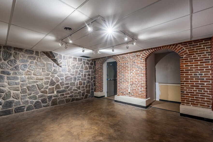 More Photos Of 28 N Market St, Selinsgrove Storefront Retail Residential For Lease