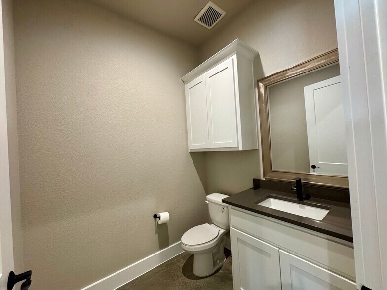 More Photos Of 105 McBar Dr, Jarrell Light Distribution For Lease