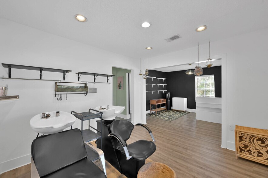 More Photos Of 213 Houston St, Tomball Storefront Retail Office For Lease