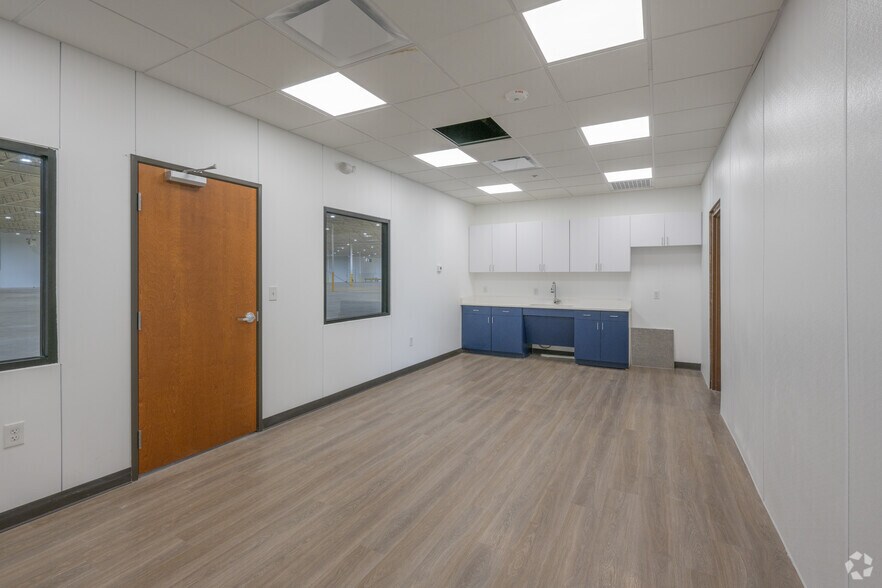 More Photos Of 2424 N Westmoreland Rd, Dallas Manufacturing For Lease