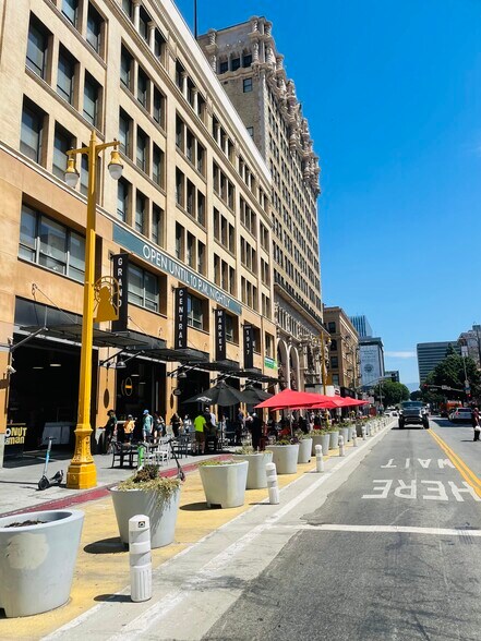 More Photos Of 327 S Broadway, Los Angeles Restaurant For Lease