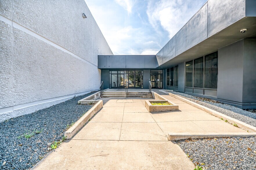 More Photos Of 4404 S Beltwood Pky, Dallas Warehouse For Lease
