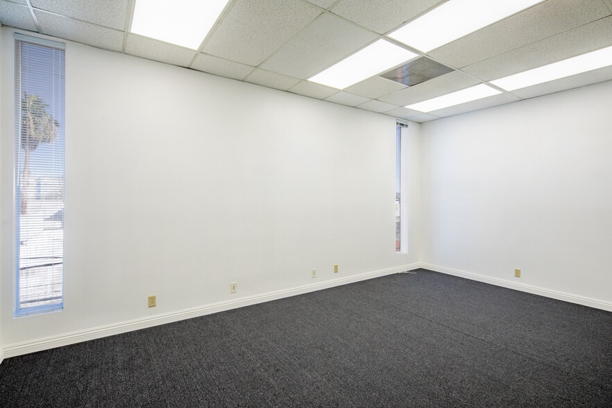 More Photos Of 844 E Sahara Ave, Las Vegas Loft Creative Space For Lease