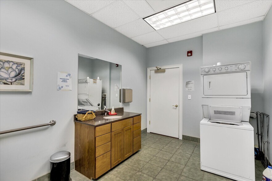 More Photos Of 1330 Phinney's Ln, Hyannis Medical For Sale