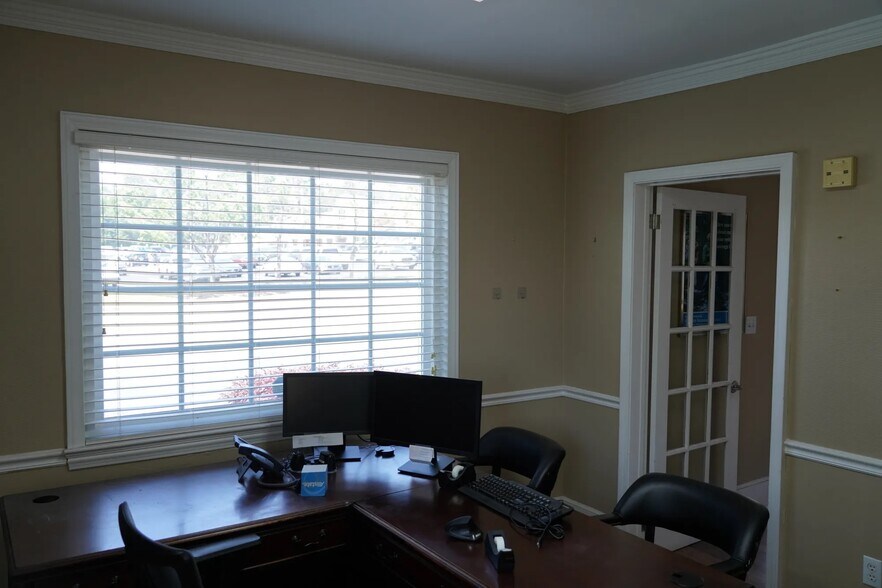 More Photos Of 1817 N Boulevard, Anderson Office For Sale