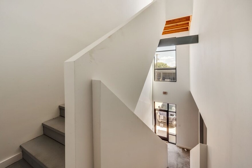 More Photos Of 4763 Algiers St, Dallas Loft Creative Space For Sale