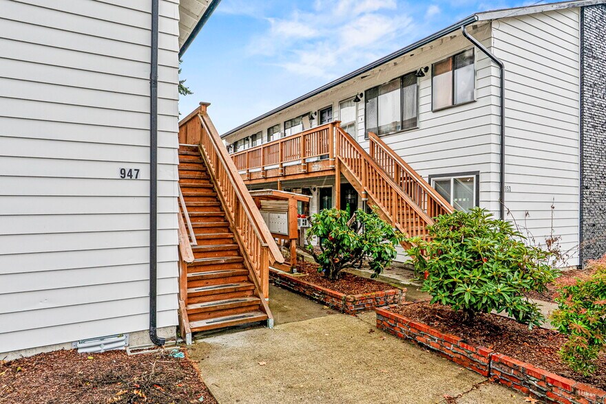 More Photos Of 947 7th Ave, Longview Apartments For Sale