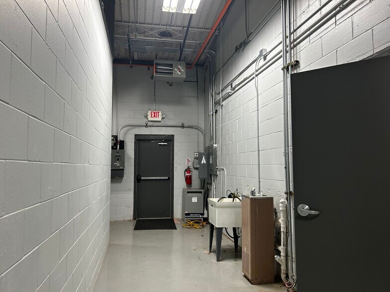 More Photos Of 7878 Gull Rd, Richland Warehouse For Lease