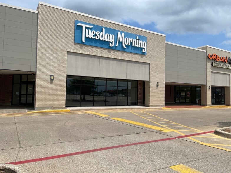 More Photos Of 3046 Lavon Dr, Garland General Retail For Lease