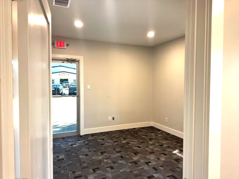 More Photos Of 2533 Roy Rd, Pearland Office For Lease