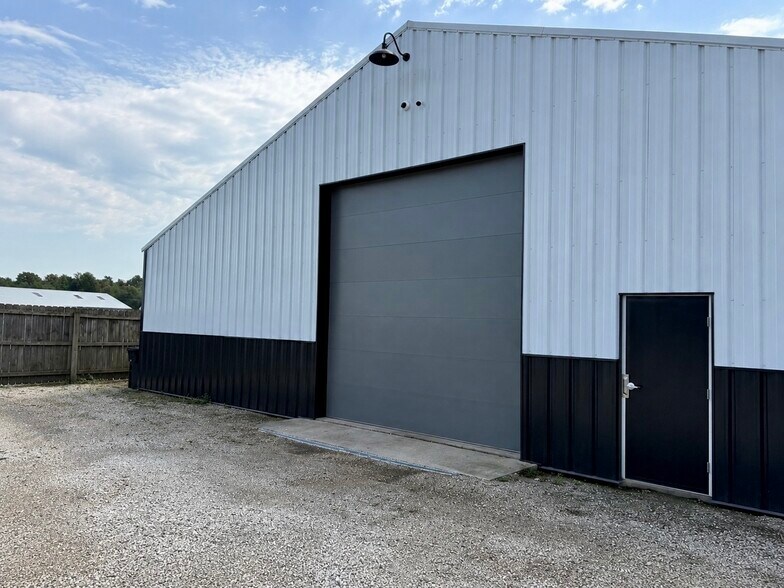 More Photos Of 406 Platt St, Genoa City Warehouse For Lease