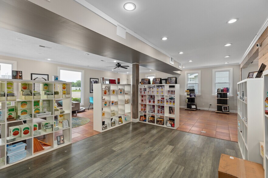 More Photos Of 904 W Union Ave, Litchfield Office For Sale