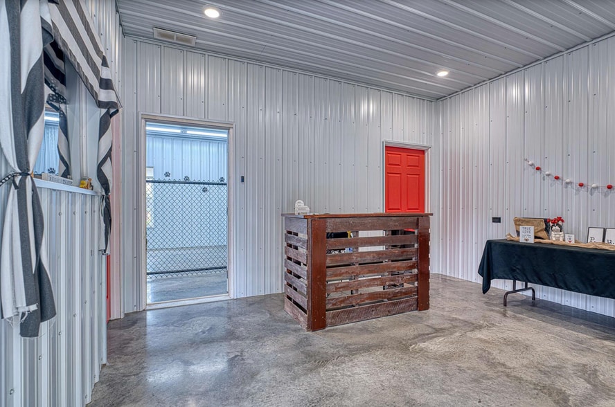 More Photos Of 1601 ST RTE 56E STATE ROUTE 56E, Morganfield Veterinarian Kennel For Sale