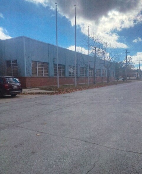 More Photos Of 103 N 12 St, Gladstone Warehouse For Sale