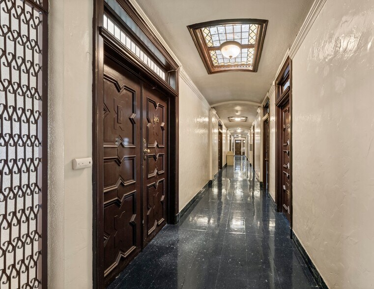 More Photos Of 6646 Hollywood Blvd, Hollywood Storefront Retail Office For Sale