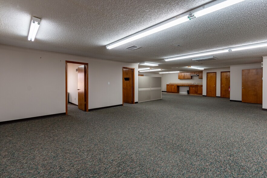 More Photos Of 2500 W 31st St, Lawrence Office For Sale