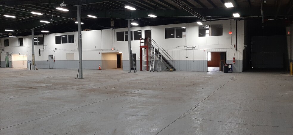 More Photos Of 80 Holton St, Woburn Service For Lease