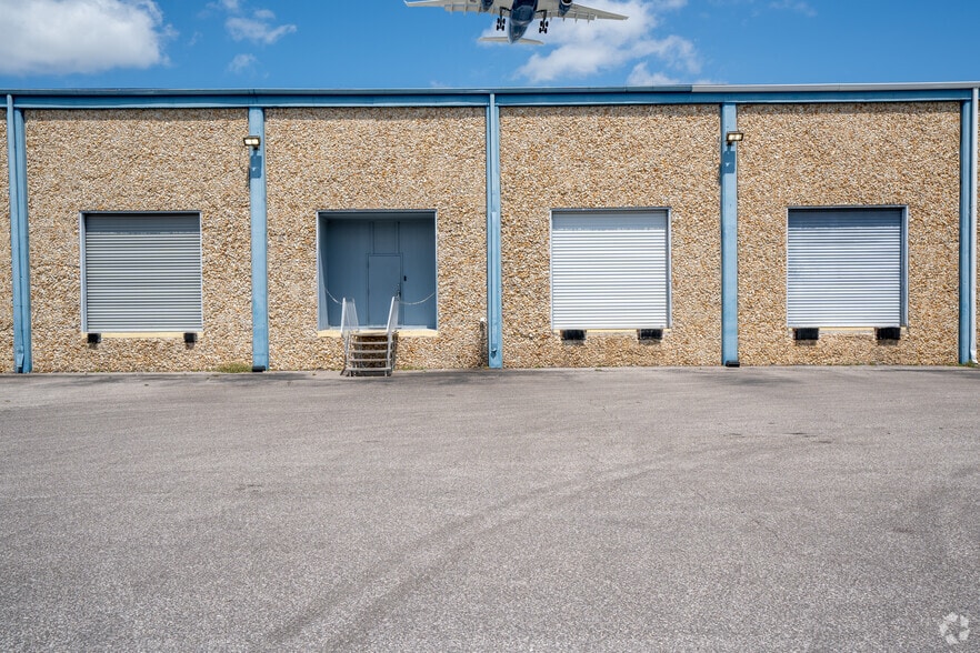 More Photos Of 5500-5550 Airport Blvd, Tampa Warehouse For Lease