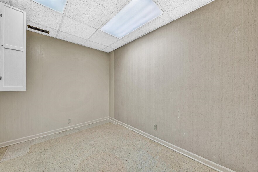 More Photos Of 1930 Braeburn Dr, Salem Medical For Sale