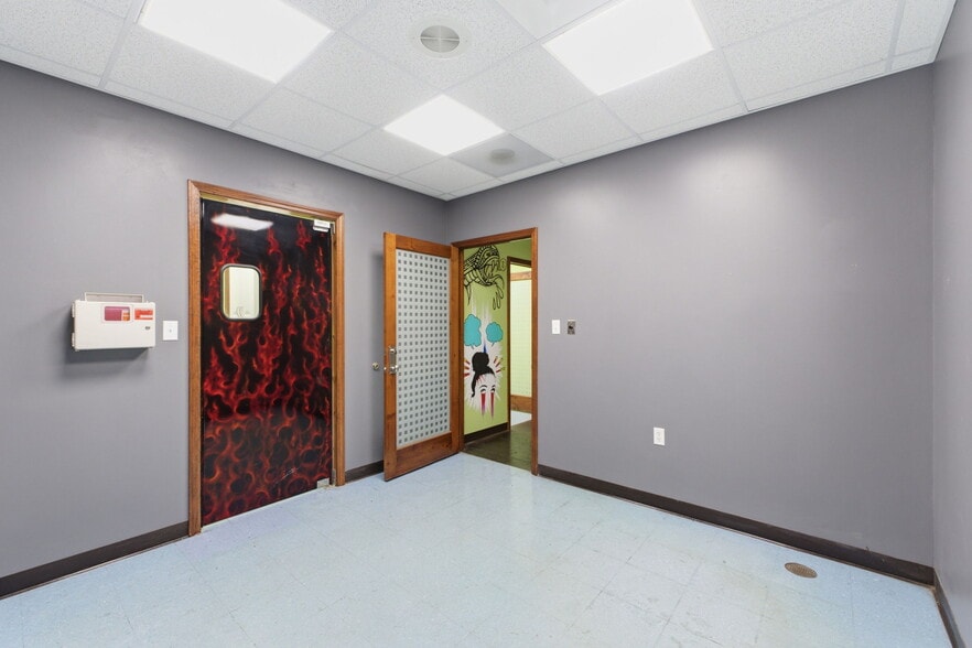 More Photos Of 1445 S Glenstone Ave, Springfield General Retail For Lease