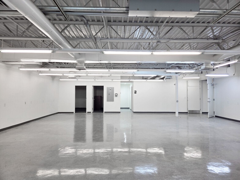 More Photos Of 1929 W Lone Cactus Dr, Phoenix Light Distribution For Lease