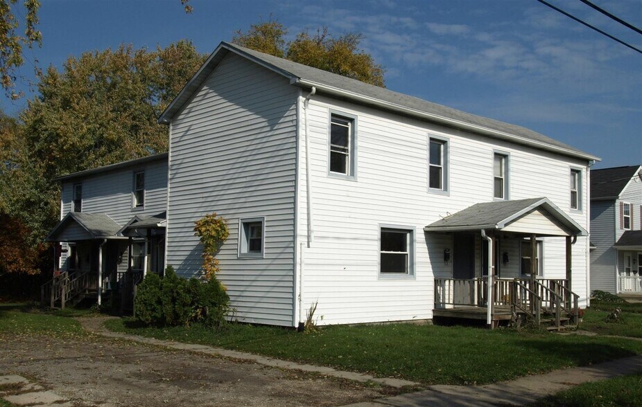 Primary Photo Of 829 Prospect Cir, Ashtabula Apartments For Sale