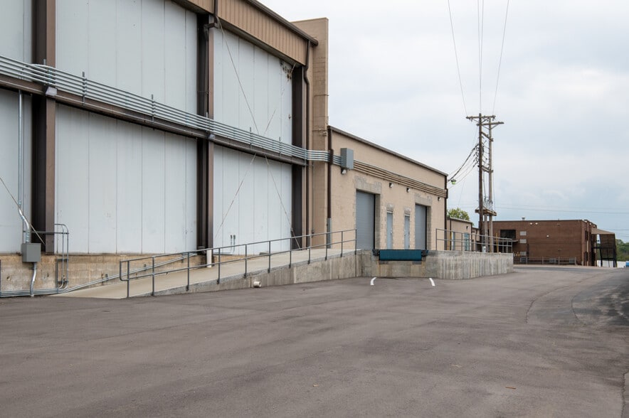 More Photos Of 216 Hartmann Dr, Lebanon Distribution For Lease