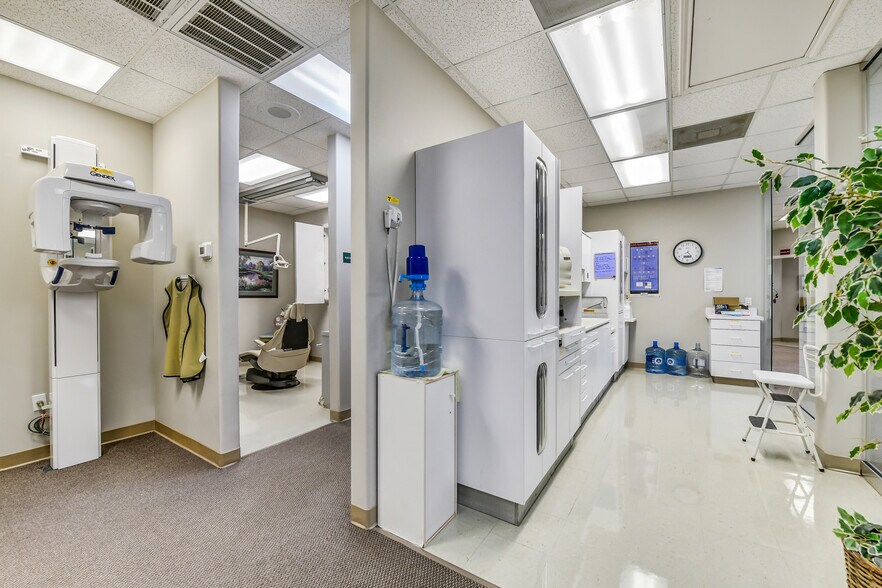 More Photos Of 2401 Parkwood Ave, Friendswood Office For Sale
