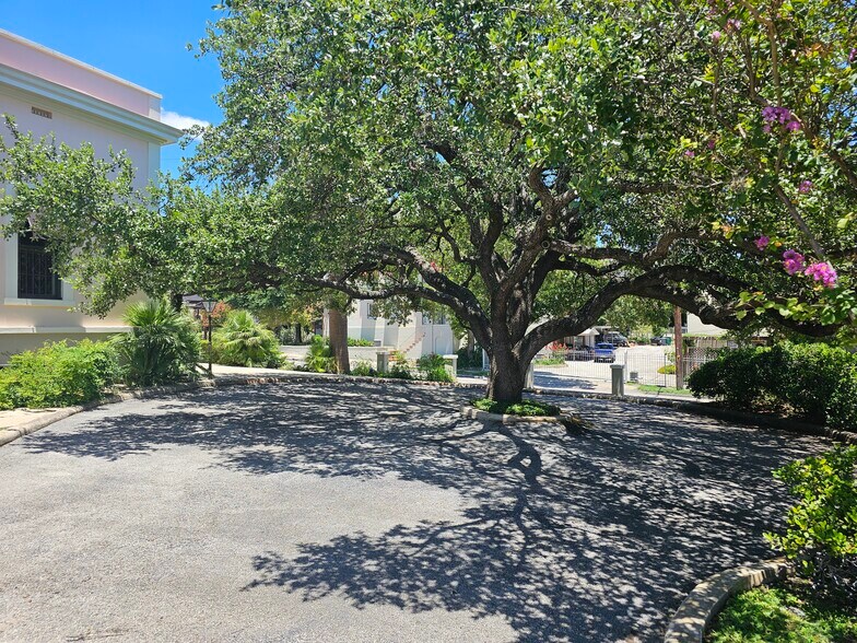 More Photos Of 1919 San Pedro Ave, San Antonio Office For Sale