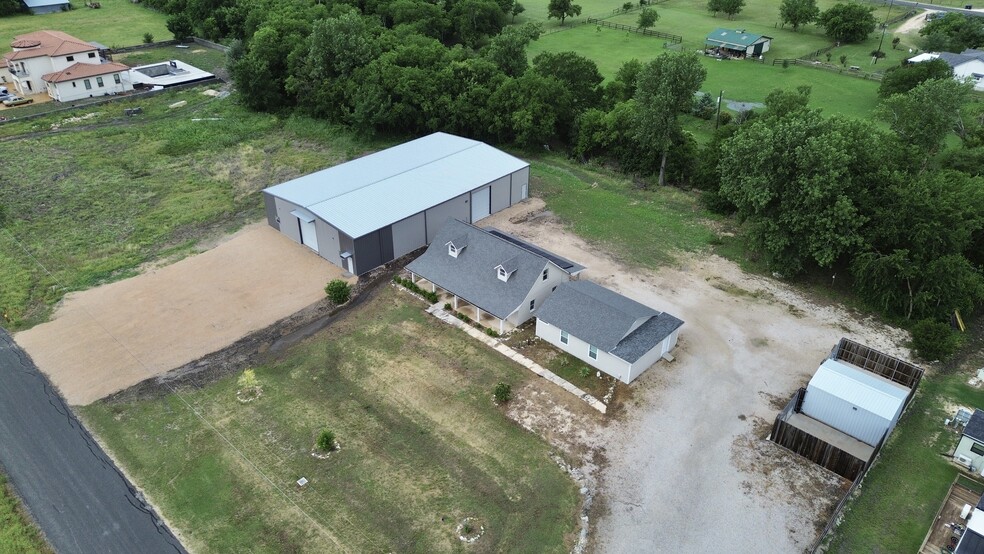 More Photos Of 300 Carmel Creekside Dr, Hutto Warehouse For Lease